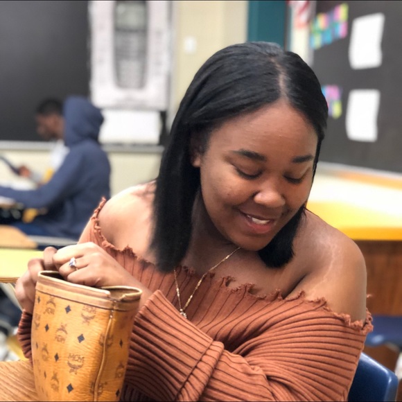 Meet the Posher Other - Meet your Posher, Mia